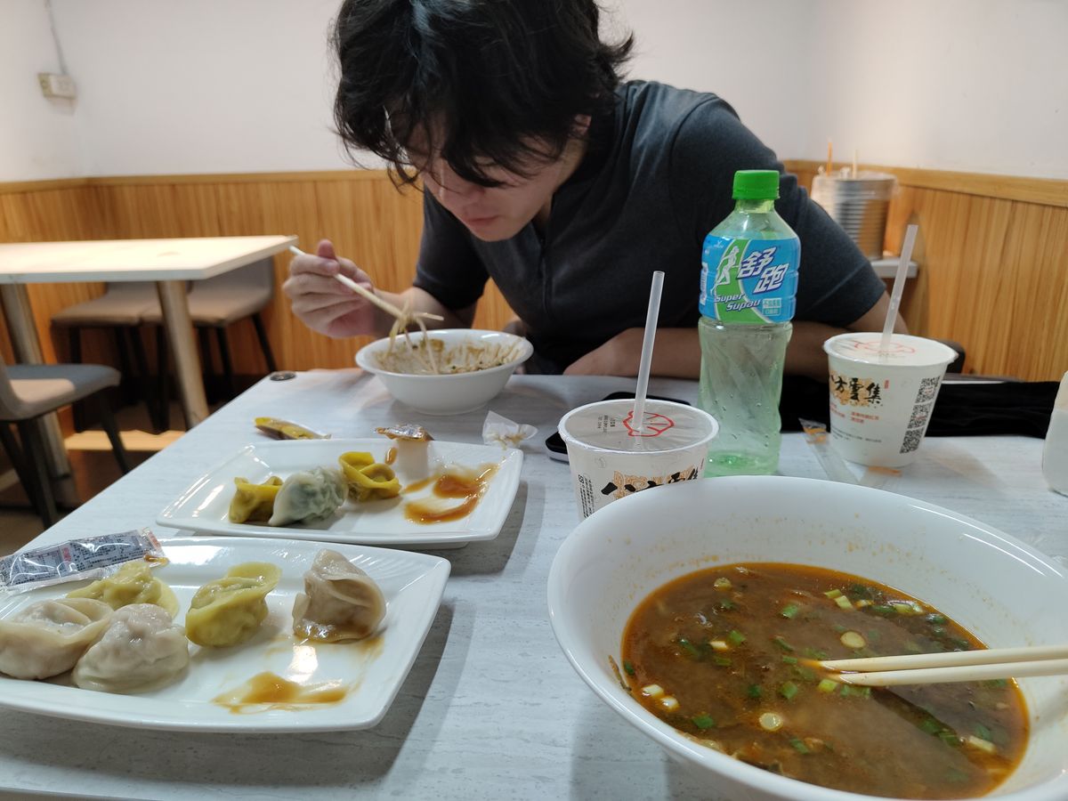 無理やり押し込むように食べた餃子